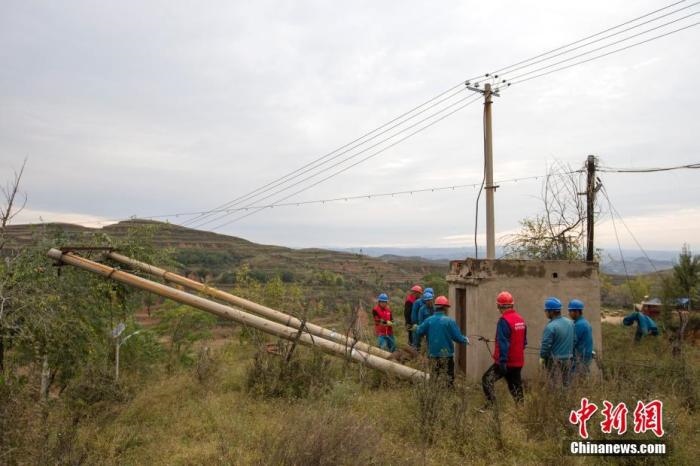 資料圖：10月11日，山西省靈石縣，電力工作人員在搶修電力設(shè)施。<a target='_blank' href='http://www.chinanews.com/'>中新社</a>記者 張?jiān)?攝 　