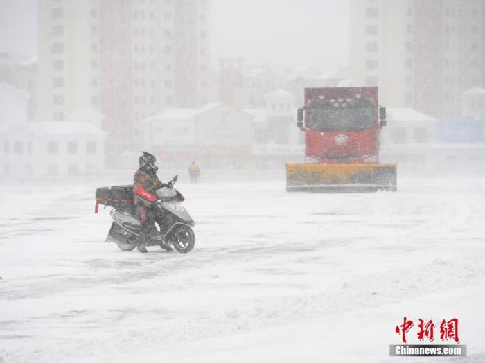 資料圖：市民冒雪出行。 <a target='_blank' href='/'>中新社</a>記者 張瑤 攝