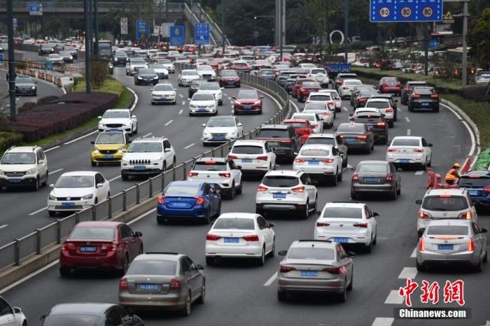 成都市劍南大道的早高峰，車輛排隊入城。張浪 攝