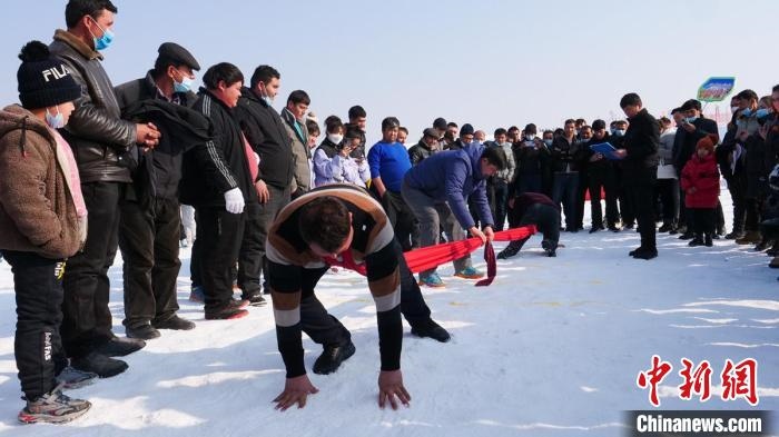 在雪地上舉行的少數民族傳統(tǒng)體育項目押加?！“统h融媒體中心供圖