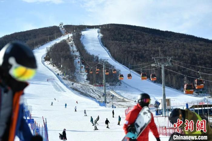 圖為游客在崇禮的滑雪場滑雪。　翟羽佳　攝