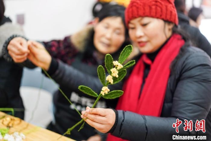 馮燕霞指導(dǎo)姐妹們鉤織月桂葉片?！」帕捡x 攝