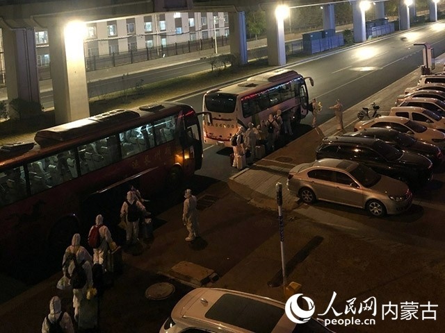 高校學(xué)生有序登車，前往隔離點。內(nèi)蒙古教育廳供圖