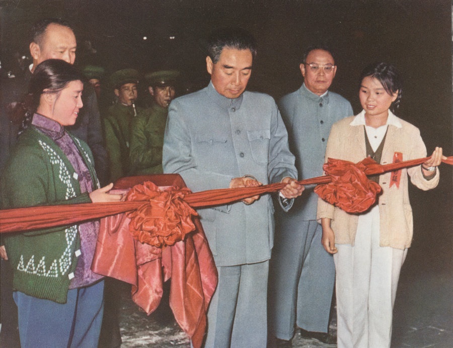 1959年10月15日，周恩來總理親自為包鋼一號高爐出鐵剪彩。.jpg