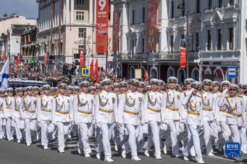 5月9日，在俄羅斯符拉迪沃斯托克市，軍人參加閱兵式。新華社發(fā)（郭飛洲攝）