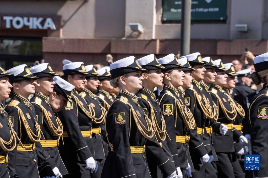 5月9日，在俄羅斯符拉迪沃斯托克市，軍人參加閱兵式。新華社發(fā)（郭飛洲攝）