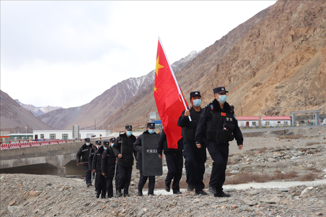 陳暢帶領(lǐng)民警巡邏。受訪者供圖