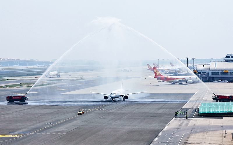 2023年5月28日，國產(chǎn)大型客機(jī)C919圓滿完成首次商業(yè)飛行，開啟市場化運(yùn)營、產(chǎn)業(yè)化發(fā)展新征程。圖為北京首都國際機(jī)場以水門禮迎接C919首個商業(yè)航班東航MU9191。 新華社發(fā) 魏萌/攝