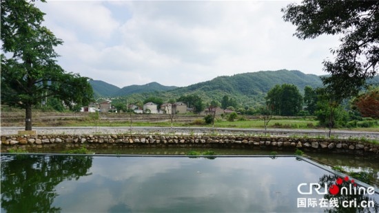 “一帶一路”國際青年走進(jìn)信陽羅山 看“紅”“綠”資源助力鄉(xiāng)村未來_fororder_何家沖村景 攝影 賈親親.JPG