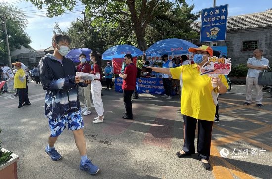 6月7日早8點，北京市第五中學(xué)門口考生正在按規(guī)定進入考場。人民網(wǎng)記者 池夢蕊攝