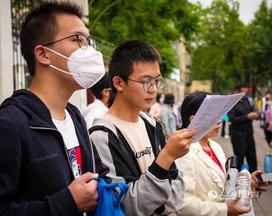 6月7日，在昆明市第五中學(xué)考場外，考生正利用最后時間復(fù)習(xí)備考。人民網(wǎng) 曾智慧攝