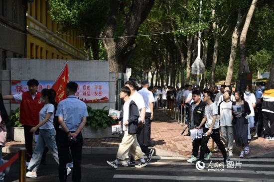 6月7日，在黑龍江省哈爾濱市第三中學(xué)高考考點，考生們有序進入考場。人民網(wǎng)記者 蘇靖剛攝