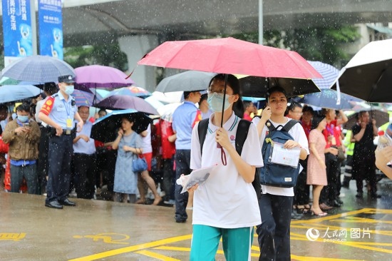 6月7日，海南華僑中學(xué)（高中部）考點，學(xué)子冒雨奔赴考場。人民網(wǎng)記者 孟凡盛攝