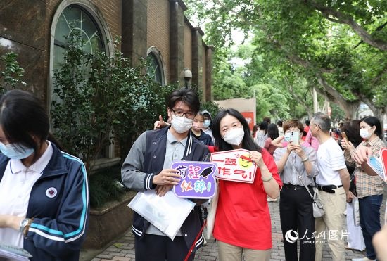 6月7日一大早，上海向明中學(xué)考場外，來自上海市盧灣高級中學(xué)的考生正在依次進場。人民網(wǎng)記者 龔莎攝