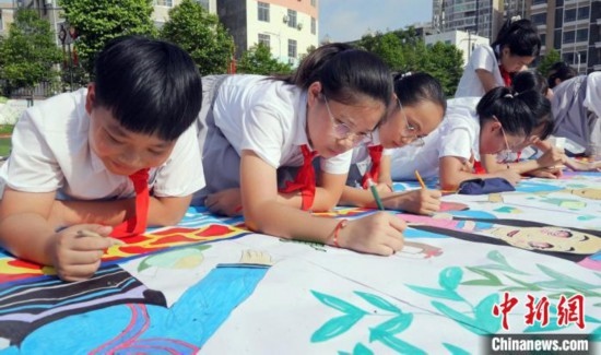 圖為學(xué)生們用手中畫筆在進(jìn)行創(chuàng)作。 興業(yè)縣融媒體中心供圖