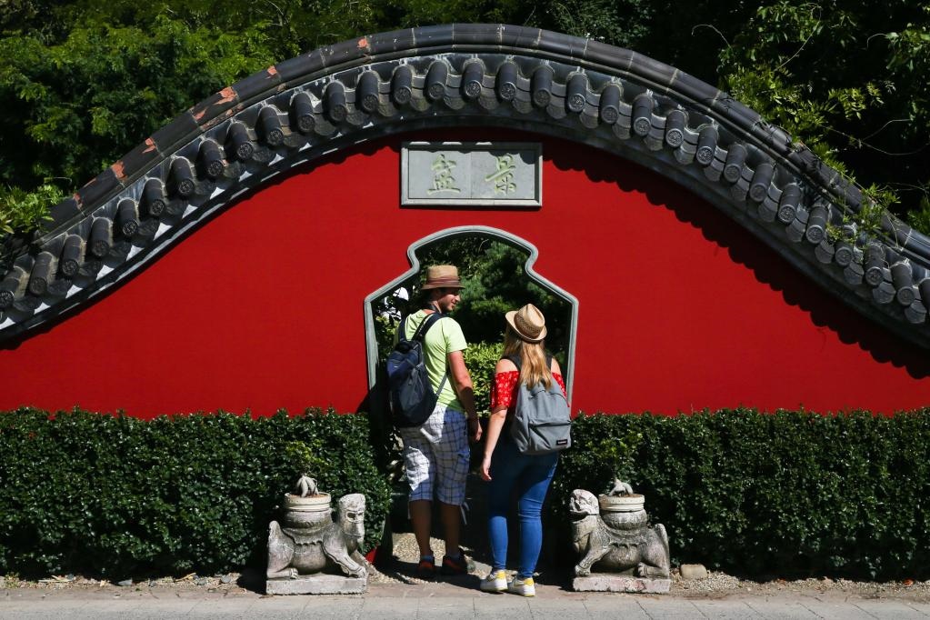 在比利時布呂熱萊特市，游客參觀天堂動物園的中國園。