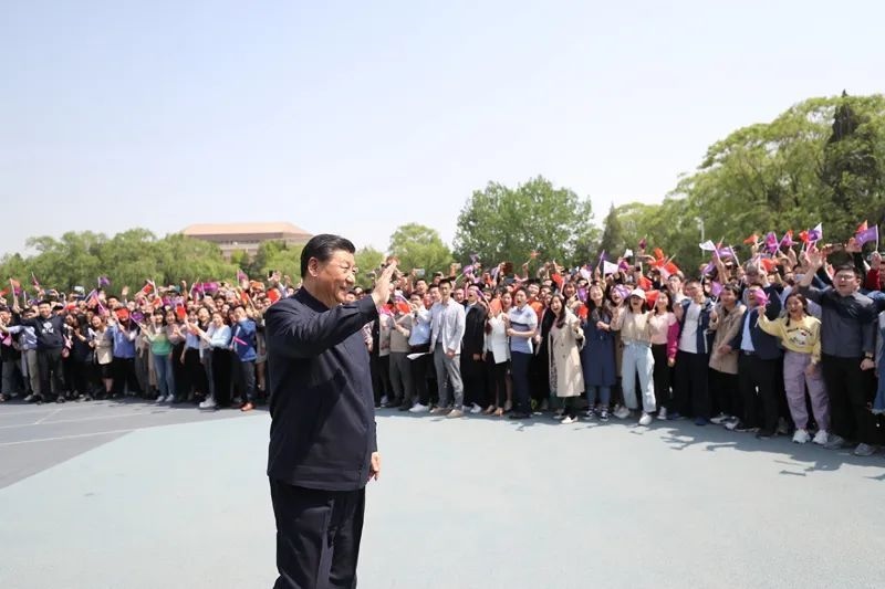 2021年4月19日，在清華大學(xué)建校110周年校慶日即將來臨之際，習(xí)近平來到清華大學(xué)考察。圖為習(xí)近平離開學(xué)校時，同師生們揮手致意。新華社記者 鞠鵬 攝