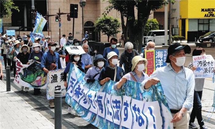 6月20日，日本民眾在福島縣政府周圍舉行抗議活動(dòng)，強(qiáng)烈反對(duì)核污水排海計(jì)劃。（圖片來源：《東京新聞》）