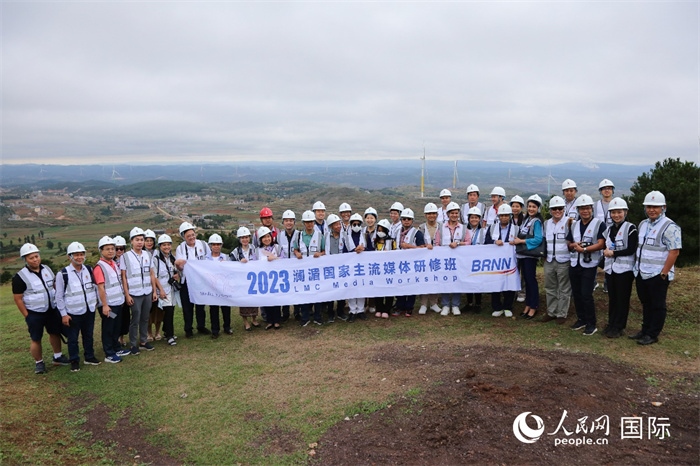 瀾湄記者團(tuán)在富源西風(fēng)電基地合影留念。人民網(wǎng) 李發(fā)興攝