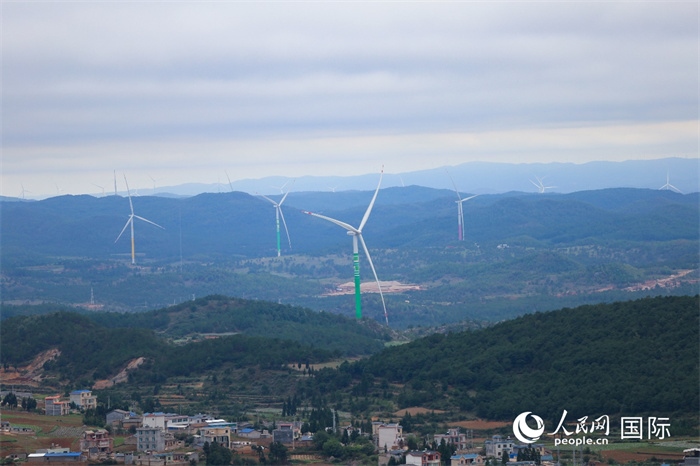 圖為位于云南省曲靖市富源縣的富源西風(fēng)電基地。（人民網(wǎng) 李發(fā)興攝）