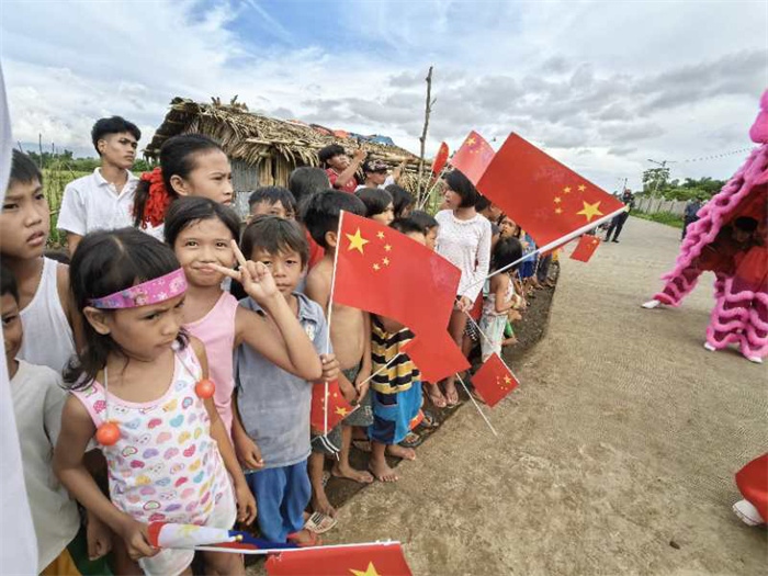 當(dāng)?shù)孛癖姛崃覛g迎中國駐菲律賓大使館一行工作訪問。中國駐菲律賓大使館供圖