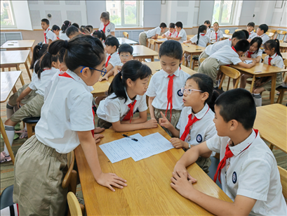 7月14日，遼寧大連市甘井子區(qū)春田小學開展綠色環(huán)保主題班會。新華社記者張博群攝