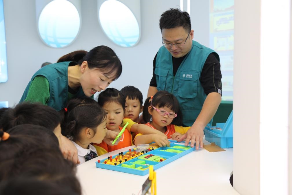 7月12日，浙江寧波奉化區(qū)實驗小學，暑托班孩子學習暑期安全用電和節(jié)能知識。新華社記者張璇攝