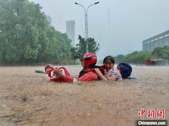 湖北咸寧暴雨引發(fā)內(nèi)澇， 消防營救民眾 朱燕林 攝