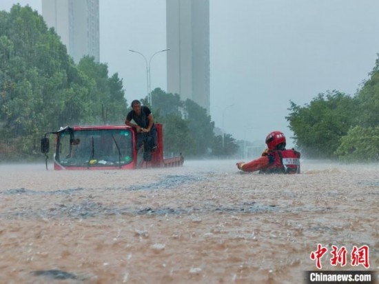 湖北咸寧暴雨引發(fā)內(nèi)澇，消防營救疏散民眾 朱燕林 攝