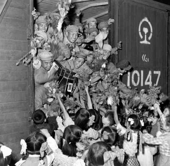 1954年，中國人民志愿軍歸國部隊抵達安東（今遼寧丹東），受到少先隊員的熱烈歡迎。新華社記者 王純德攝