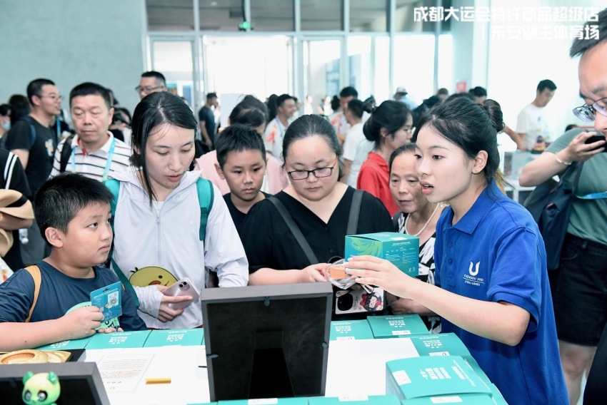 在特許商品零售店挑選“蓉寶”的顧客。人民網(wǎng)記者 朱虹攝