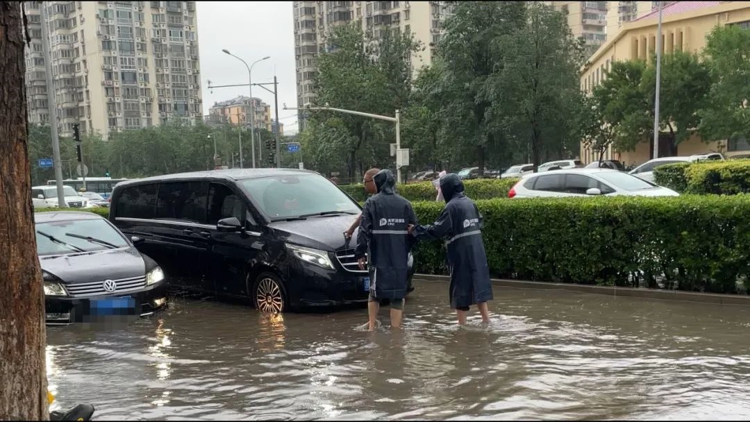 中國(guó)太保產(chǎn)險(xiǎn)北京分公司及時(shí)處理被淹車輛。受訪者供圖