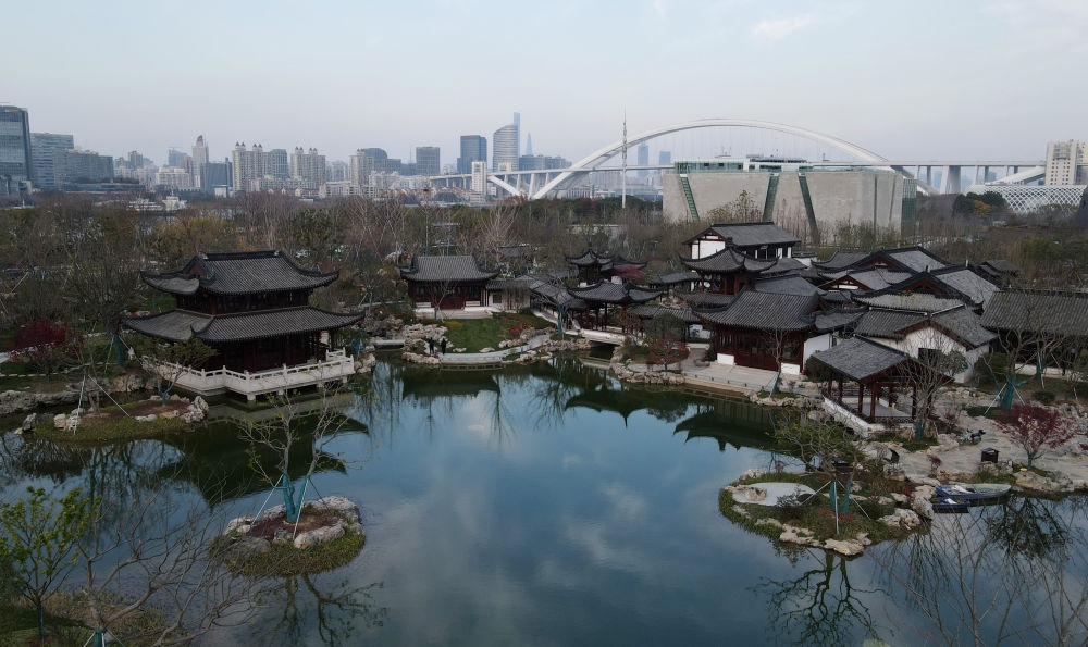 俯瞰位于浦東新區(qū)的上海世博文化公園“申園”中式園林（2021年12月20日攝，無人機(jī)照片）。新華社記者 方喆 攝