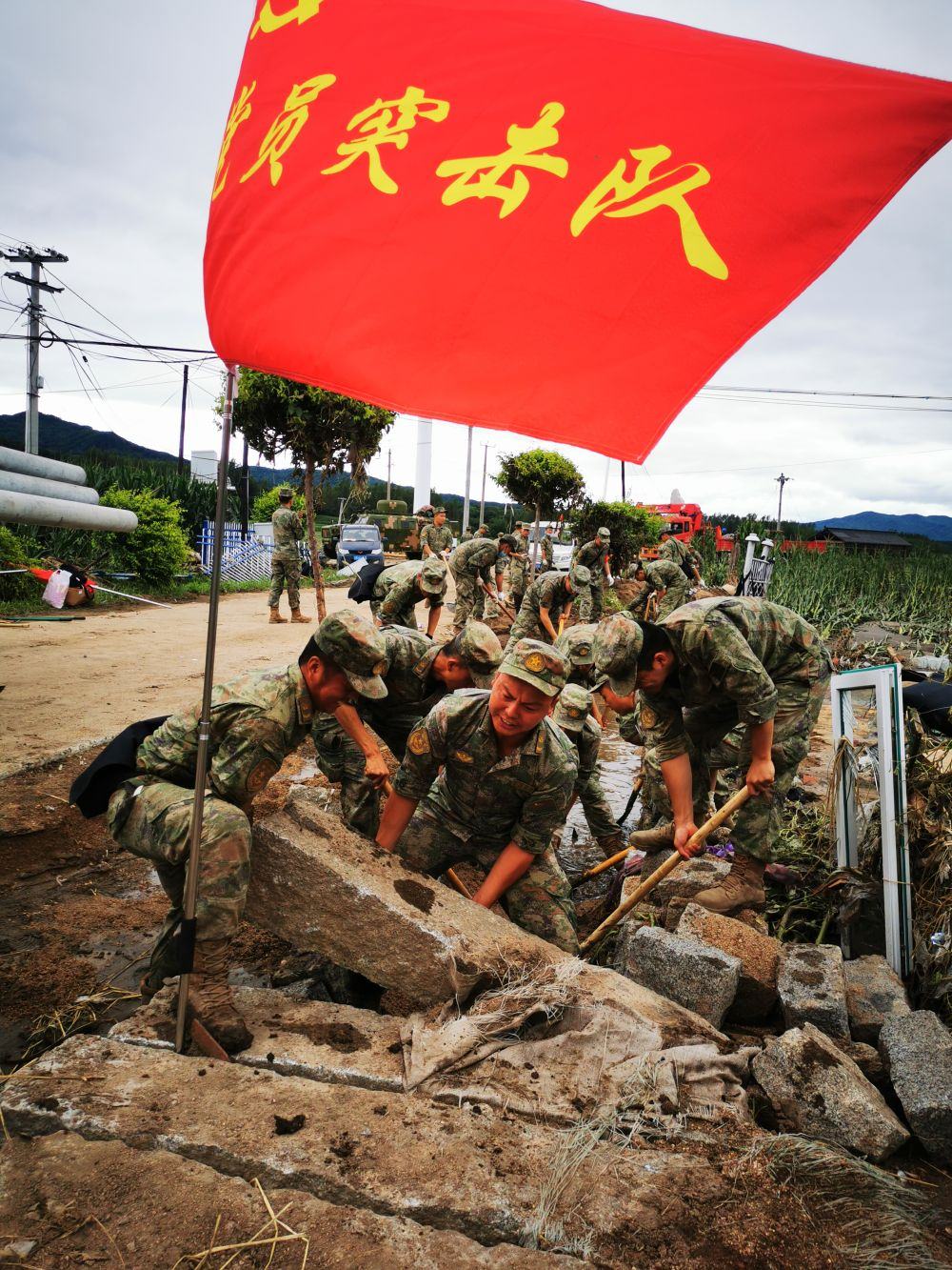 8月7日，陸軍第78集團(tuán)軍某旅組織黨員突擊隊(duì)在吉林舒蘭市七里鄉(xiāng)清理路障。新華社發(fā)（劉洋 攝）