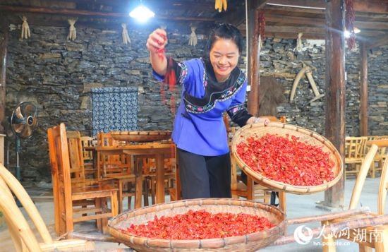 村民李霞返鄉(xiāng)從事餐飲業(yè)。 人民網記者 劉賓攝