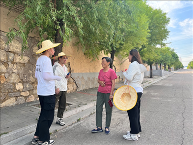 國土整治與生態(tài)修復(fù)實(shí)踐調(diào)研團(tuán)師生與村民交流。校方供圖