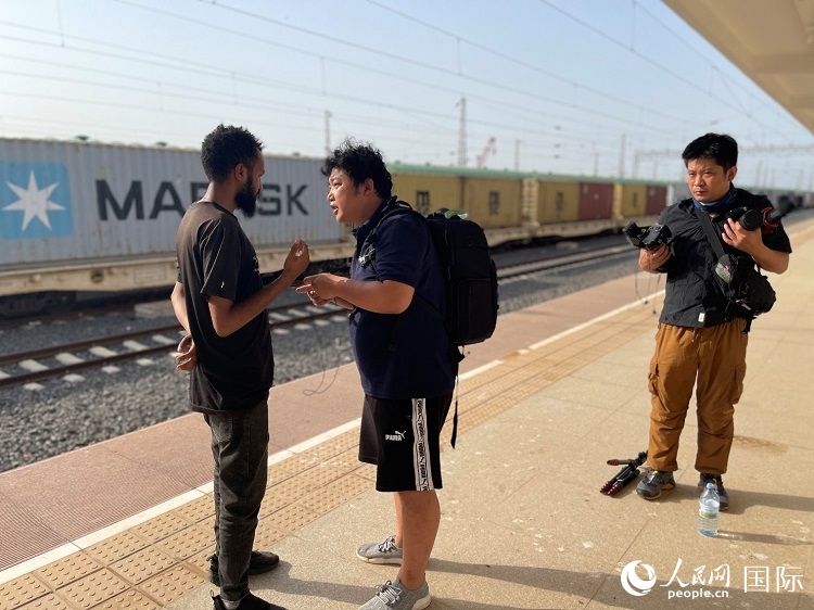 亞吉鐵路吉布提線工作人員介紹列車運(yùn)營(yíng)情況。人民網(wǎng)記者 趙艷紅攝