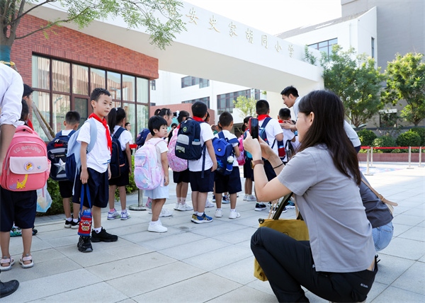 8月30日，雄安史家胡同小學(xué)學(xué)生體驗學(xué)校生活。