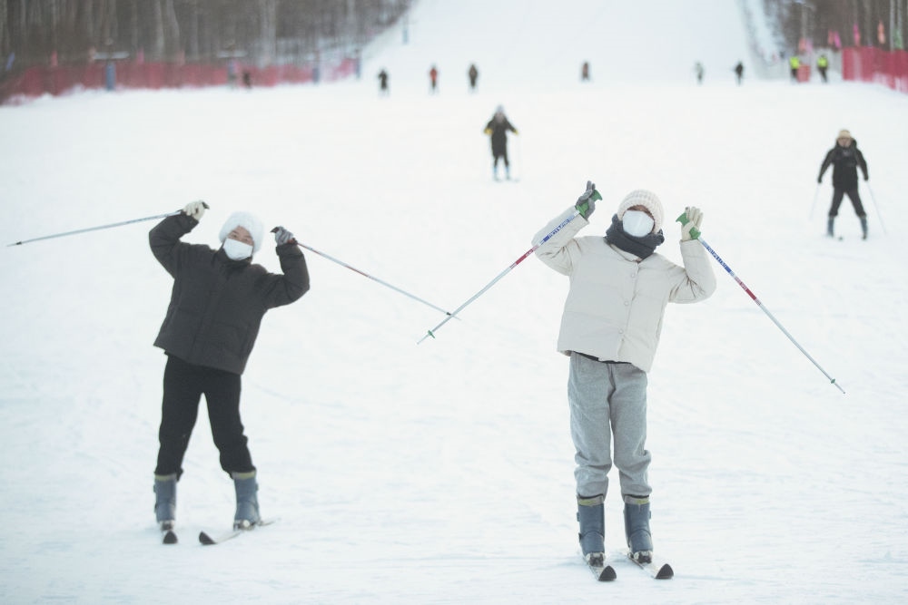 游客在北極村滑雪場內(nèi)體驗(yàn)滑雪（2023年1月7日攝）。