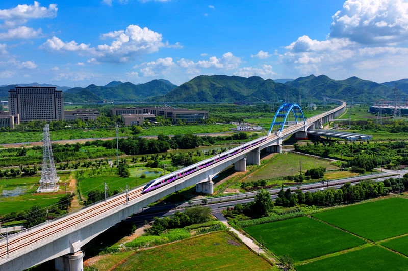 復(fù)興號(hào)亞運(yùn)智能動(dòng)車組列車。上海鐵路局融媒體中心供圖