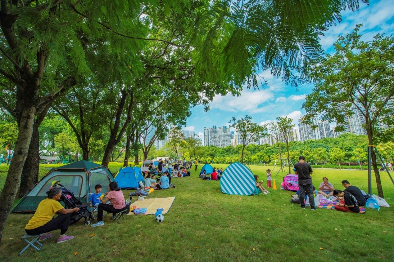 珠江公園內(nèi)，居民們正露營休憩。受訪者供圖