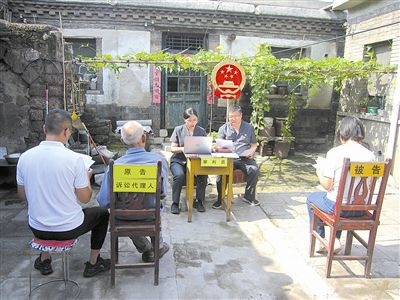 圖②：法庭在農(nóng)家小院開展巡回審判。