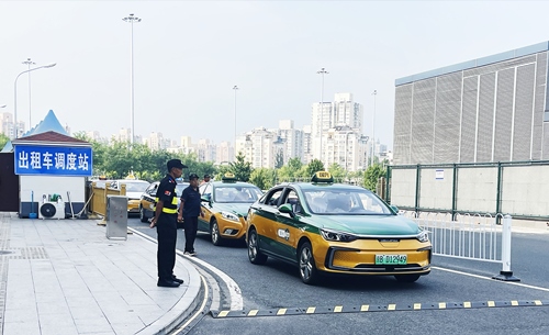 北京南站實(shí)施出租車北廣場落客分流，實(shí)現(xiàn)“落、接”兩用。人民網(wǎng)記者 喬雪峰攝