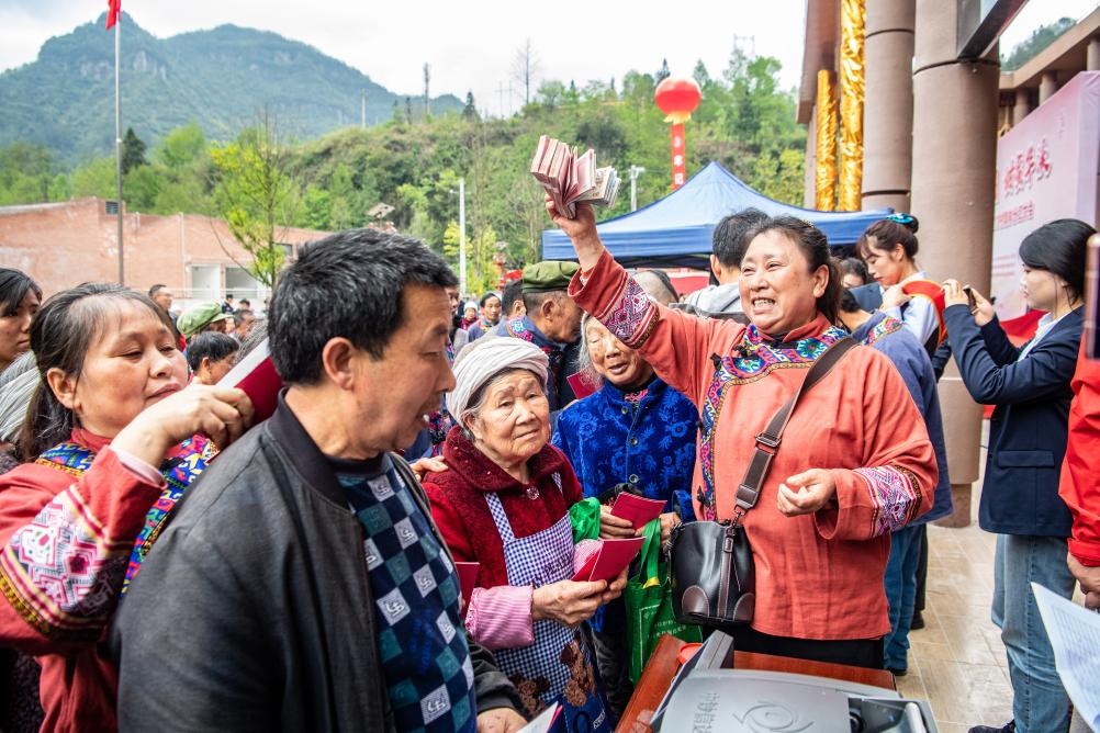 4月13日，在華溪村第五屆分紅大會(huì)上，村民在排隊(duì)領(lǐng)取分紅。新華社記者 唐奕 攝