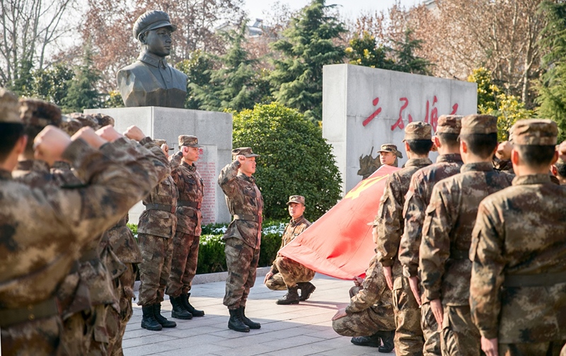 2018年12月14日，陸軍第71集團(tuán)軍某合成旅王杰生前所在連官兵組織黨員重溫入黨誓詞