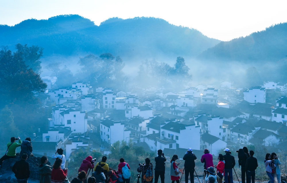 游客在婺源縣石城村游玩（2019年11月8日攝）。