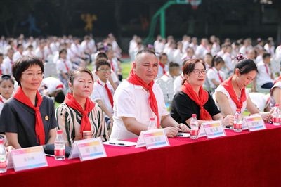 圖②：全國人大代表與朵力小學學生一起聽課。