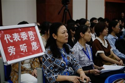 圖④：重慶五中院在西南政法大學開庭審理一起執(zhí)行異議之訴二審案，重慶市人大代表張濤（左一）、周藝梅（左二）和學生一起觀摩庭審。