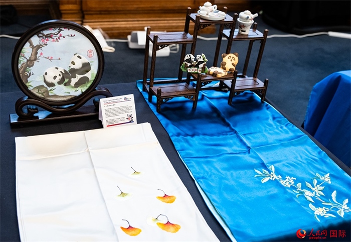 活動現(xiàn)場的現(xiàn)場文創(chuàng)展、互動體驗區(qū)、非遺區(qū)展示。人民網 郭錦標攝