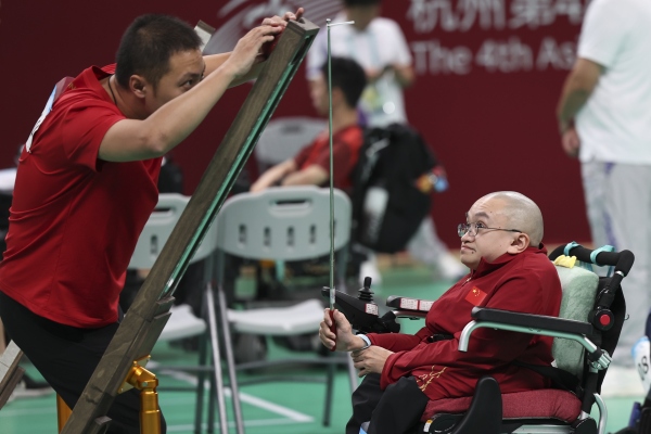 10月23日，杭州第4屆亞殘運(yùn)會硬地滾球男子個人BC3級循環(huán)賽舉行。圖為中國隊(duì)選手易永寧（右）在比賽中。圖片來源：杭州亞殘組委會